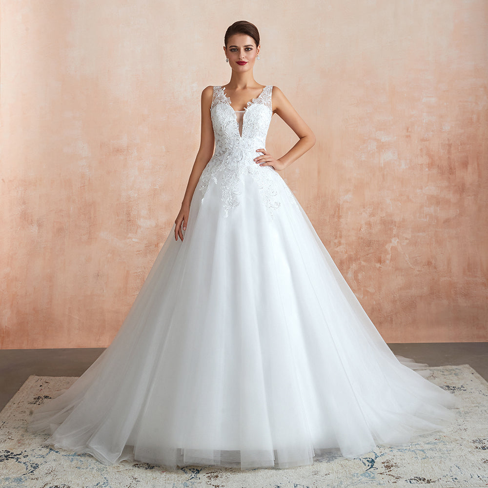 Robe de mariée longue et exquise en tulle et dentelle, coupe trapèze, ornée d'appliqués.
