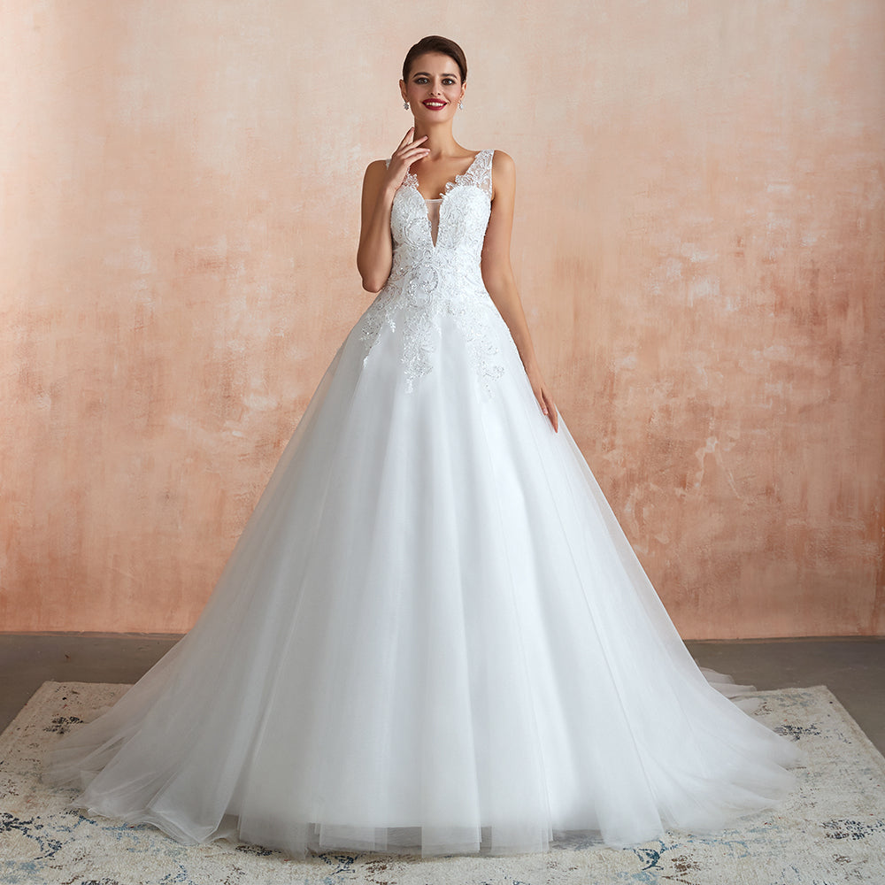 Robe de mariée longue et exquise en tulle et dentelle, coupe trapèze, ornée d'appliqués.