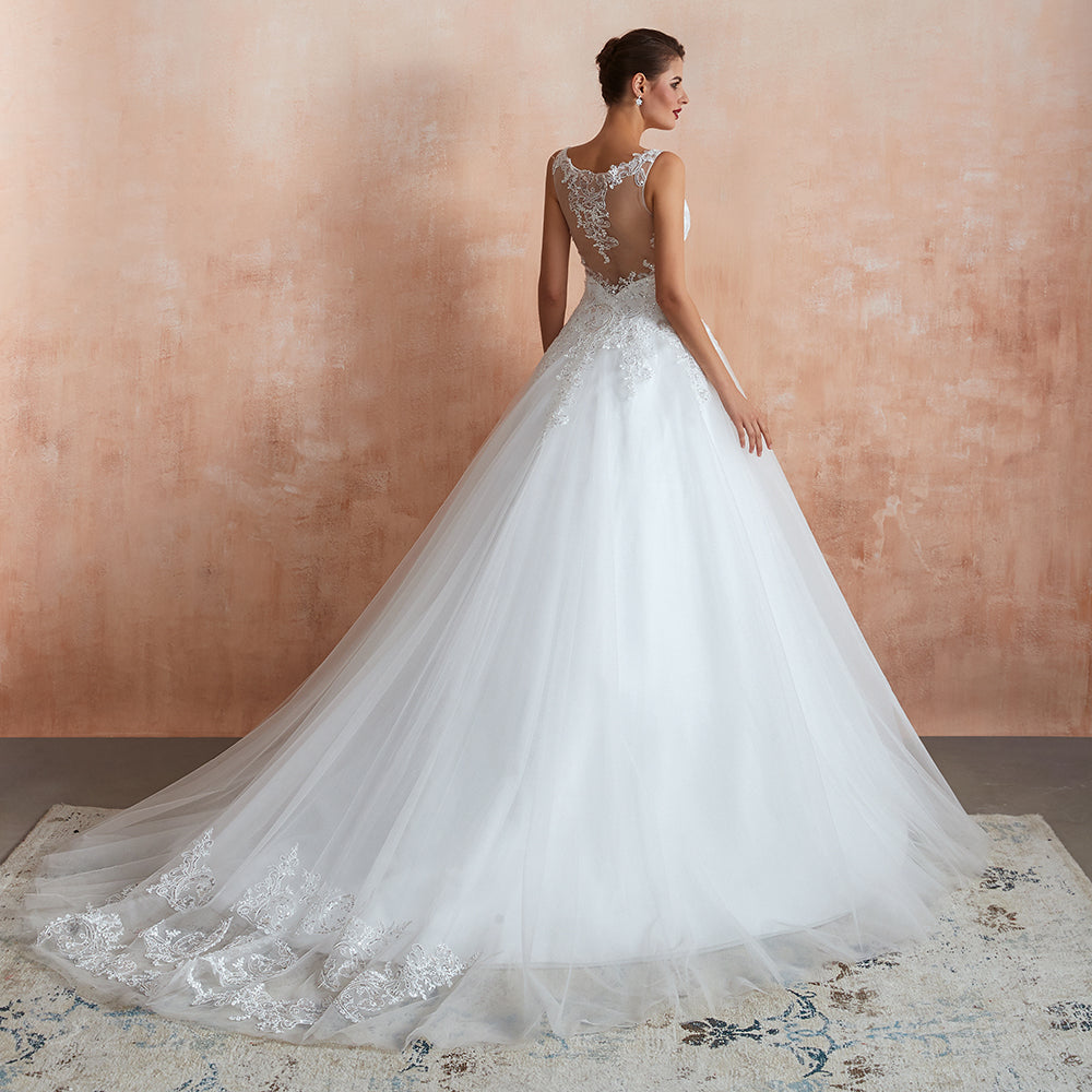 Robe de mariée longue et exquise en tulle et dentelle, coupe trapèze, ornée d'appliqués.