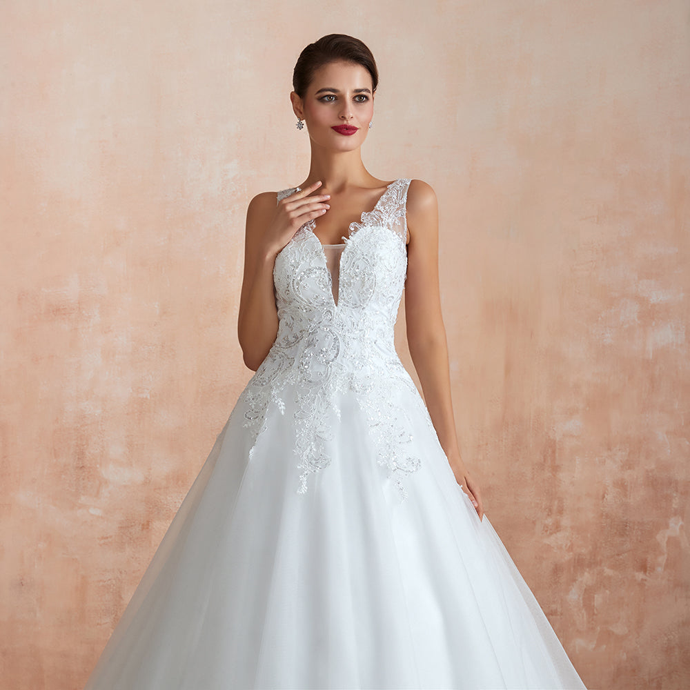 Robe de mariée longue et exquise en tulle et dentelle, coupe trapèze, ornée d'appliqués.