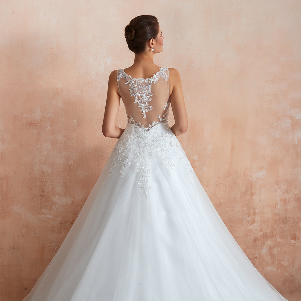 Robe de mariée longue et exquise en tulle et dentelle, coupe trapèze, ornée d'appliqués.