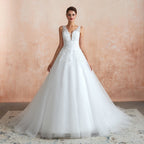 Robe de mariée longue et exquise en tulle et dentelle, coupe trapèze, ornée d'appliqués.