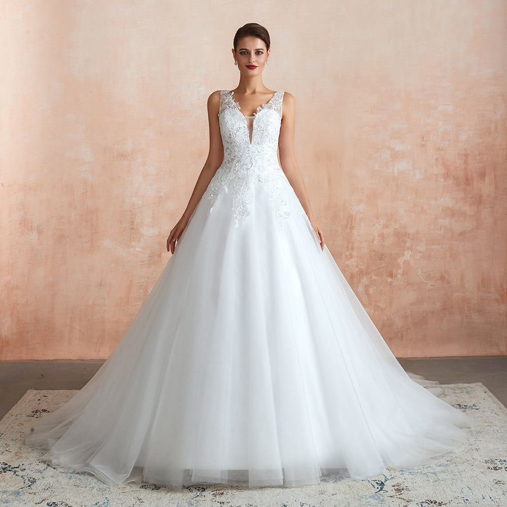 Robe de mariée longue et exquise en tulle et dentelle, coupe trapèze, ornée d'appliqués.