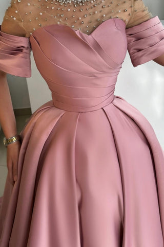 Exquisito vestido largo de fiesta de satén rosa empolvado con corte en A, adornado con pedrería y mangas cortas.