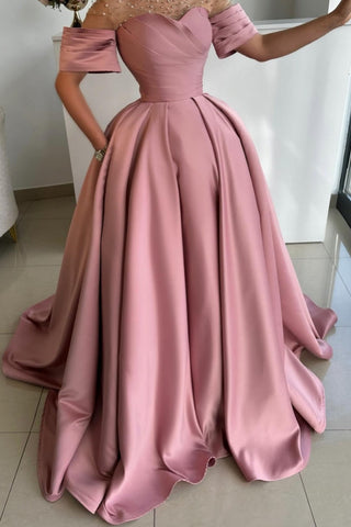 Exquisito vestido largo de fiesta de satén rosa empolvado con corte en A, adornado con pedrería y mangas cortas.