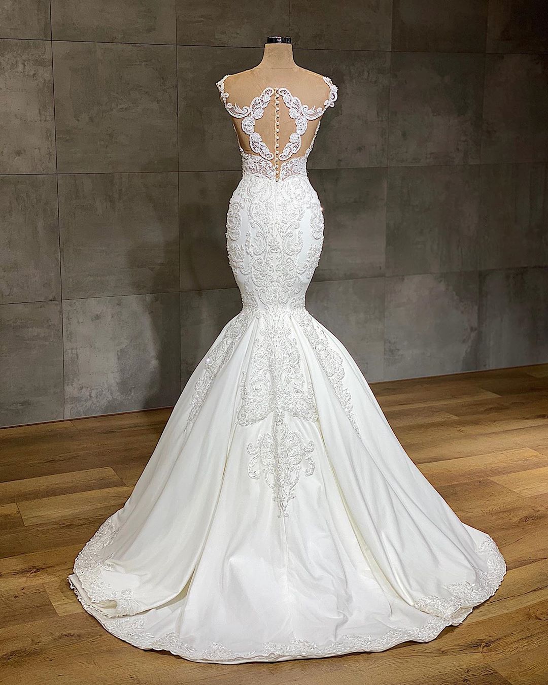 Robes de mariée sirène longues et sans manches à col en V en dentelle exquise