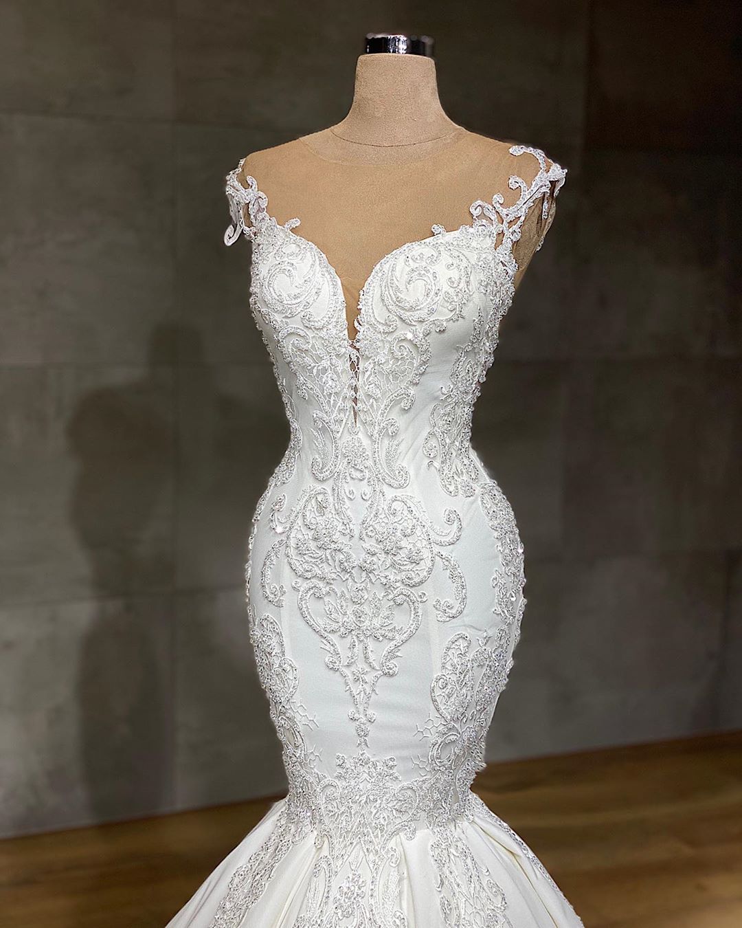 Robes de mariée sirène longues et sans manches à col en V en dentelle exquise