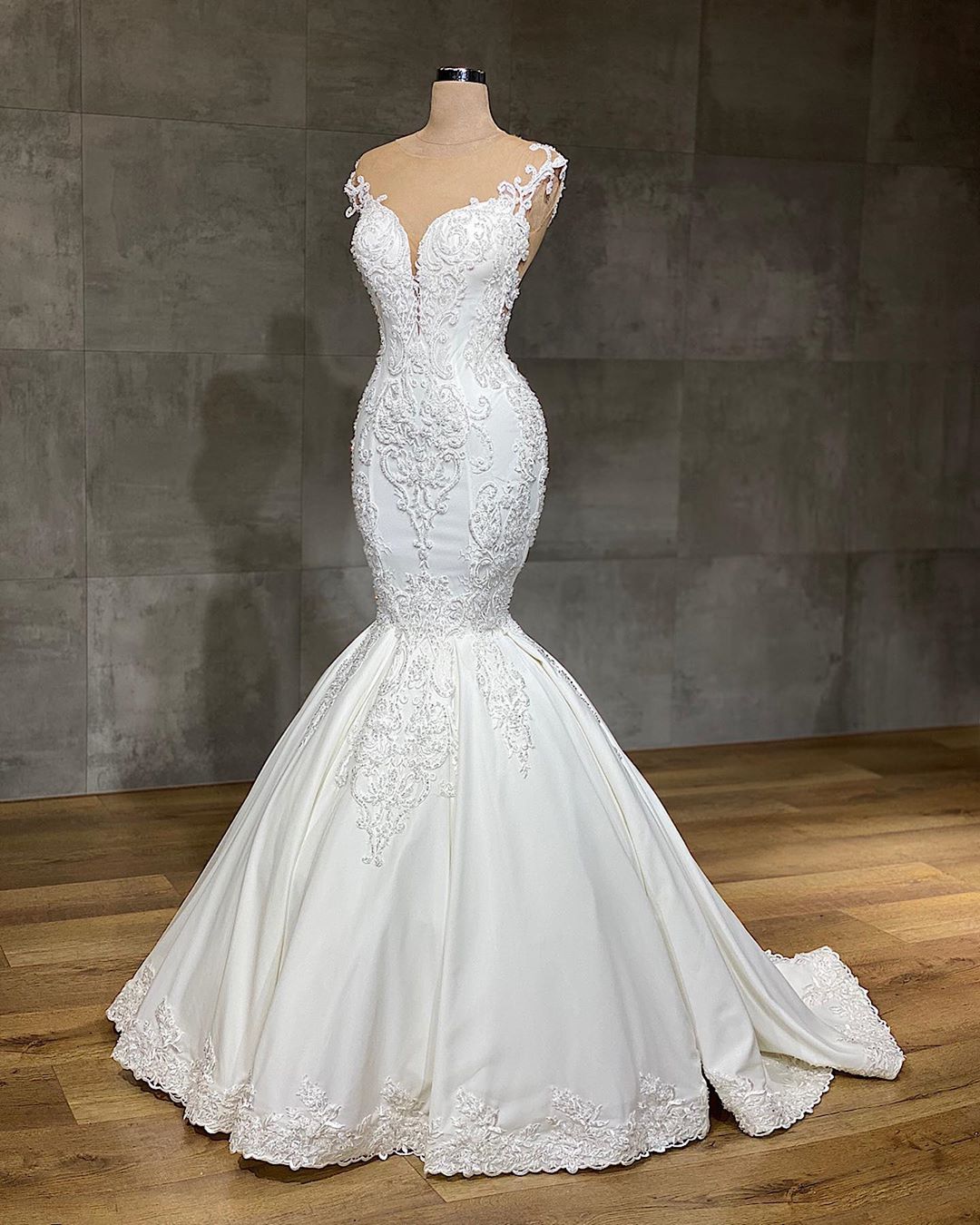 Robes de mariée sirène longues et sans manches à col en V en dentelle exquise