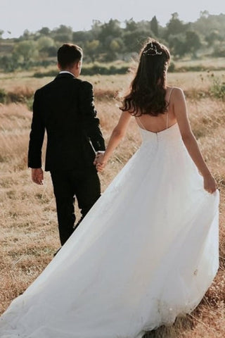 Exquisitos vestidos de novia de encaje sin mangas, corte en A y hasta el suelo con tirantes finos 