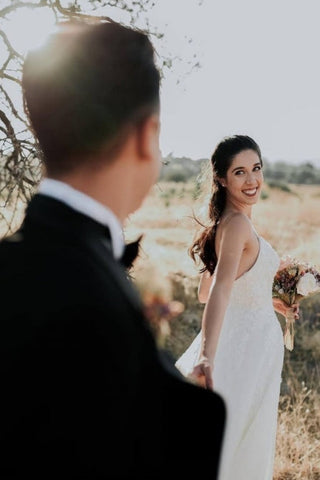 Exquisitos vestidos de novia de encaje sin mangas, corte en A y hasta el suelo con tirantes finos 