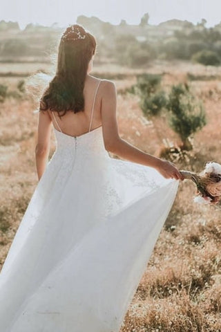 Exquisitos vestidos de novia de encaje sin mangas, corte en A y hasta el suelo con tirantes finos 