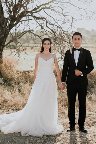 Exquisitos vestidos de novia de encaje sin mangas, corte en A y hasta el suelo con tirantes finos 