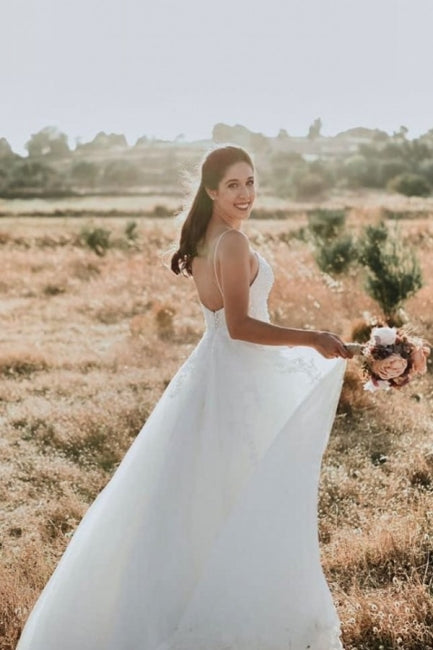 Exquisitos vestidos de novia de encaje sin mangas, corte en A y hasta el suelo con tirantes finos 