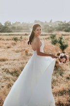 Exquisitos vestidos de novia de encaje sin mangas, corte en A y hasta el suelo con tirantes finos 