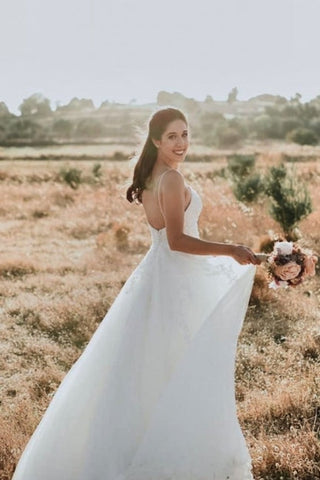 Exquisitos vestidos de novia de encaje sin mangas, corte en A y hasta el suelo con tirantes finos 