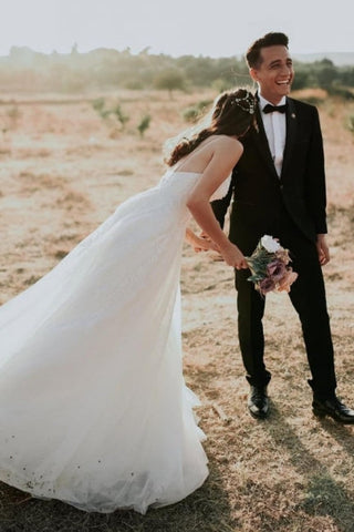 Exquisitos vestidos de novia de encaje sin mangas, corte en A y hasta el suelo con tirantes finos 