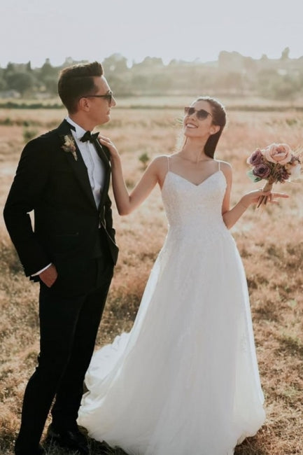 Exquisitos vestidos de novia de encaje sin mangas, corte en A y hasta el suelo con tirantes finos 