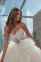 Vestidos de novia extravagantes de corte princesa sin mangas con cristales