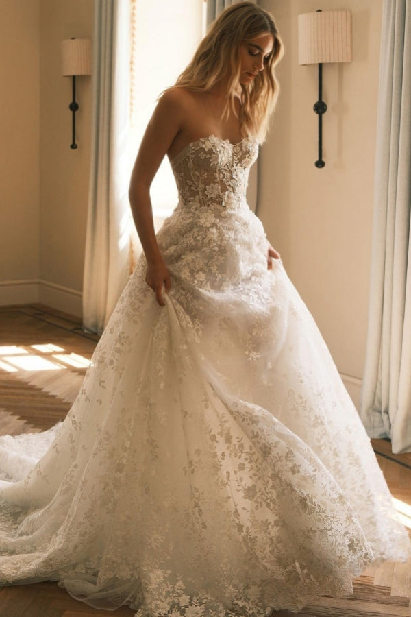 Extravagante vestido de novia largo de corte A, encaje, escote corazón y sin tirantes