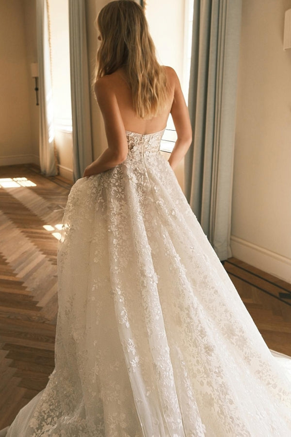 Extravagante vestido de novia largo de corte A, encaje, escote corazón y sin tirantes