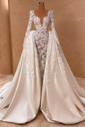 Robe de mariée extravagante en satin de dentelle, coupe trapèze, col en V, manches longues et traîne amovible.