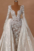Robe de mariée extravagante en satin de dentelle, coupe trapèze, col en V, manches longues et traîne amovible.