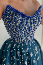 Robe de bal extravagante longue bleue trapèze sans bretelles avec perles et fente