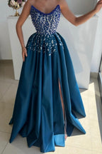 Robe de bal extravagante longue bleue trapèze sans bretelles avec perles et fente