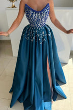 Robe de bal extravagante longue bleue trapèze sans bretelles avec perles et fente