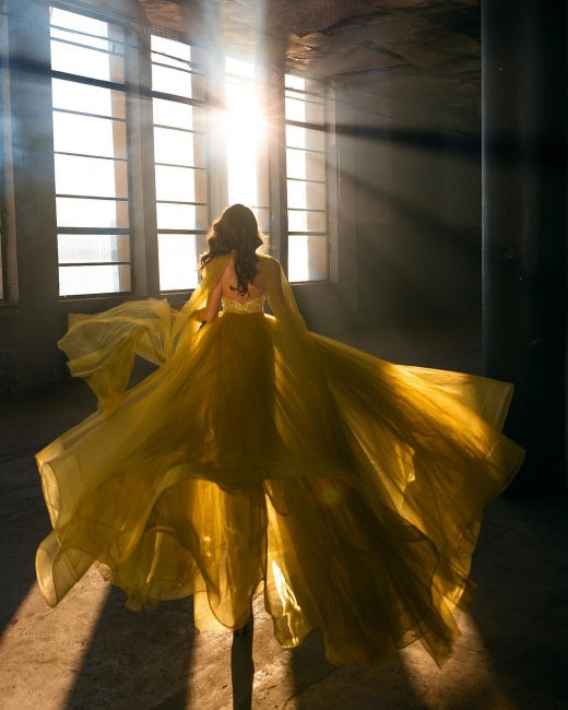 Robes de bal extravagantes, longues, dorées, sans manches et avec traîne amovible