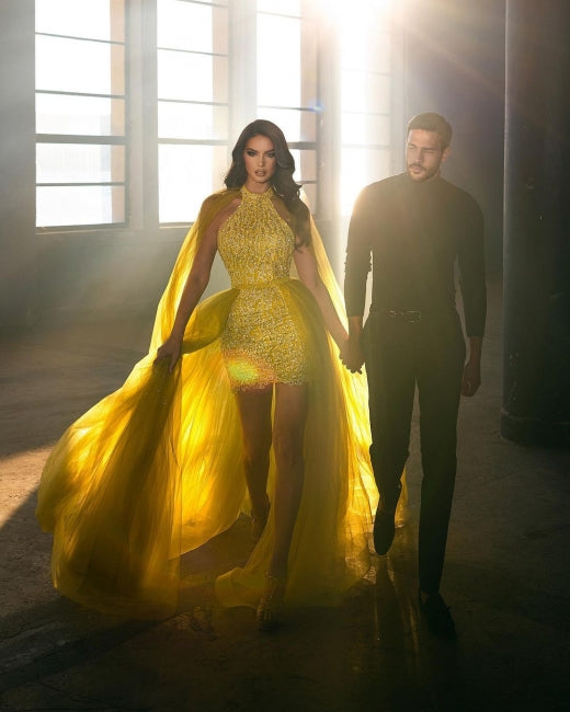 Robes de bal extravagantes, longues, dorées, sans manches et avec traîne amovible