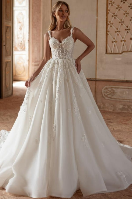 Robe de mariée extravagante longue ivoire, coupe trapèze, bretelles spaghetti, dentelle et tulle