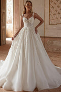 Robe de mariée extravagante longue ivoire, coupe trapèze, bretelles spaghetti, dentelle et tulle