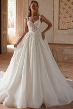 Robe de mariée extravagante longue ivoire, coupe trapèze, bretelles spaghetti, dentelle et tulle