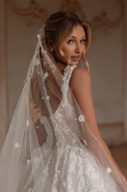 Robe de mariée extravagante longue ivoire, coupe trapèze, bretelles spaghetti, dentelle et tulle