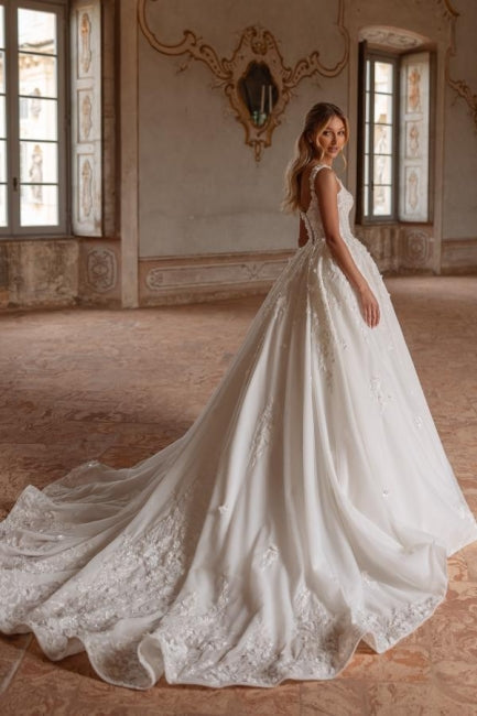 Robe de mariée extravagante longue ivoire, coupe trapèze, bretelles spaghetti, dentelle et tulle