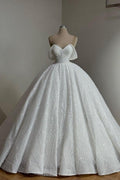 Robe de mariée extravagante blanche longue en dentelle, coupe trapèze, épaules dénudées, ornée de perles