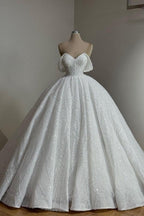 Robe de mariée extravagante blanche longue en dentelle, coupe trapèze, épaules dénudées, ornée de perles