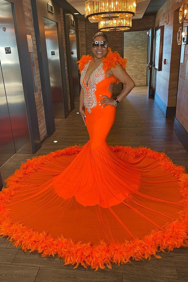 Vestido de fiesta sirena sin mangas con escote en V y plumas, que llama la atención.