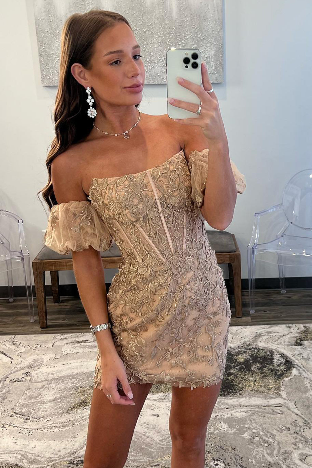 Robe fourreau élégante à corset et décolleté cœur, manches courtes, idéale pour un bal de fin d'année.