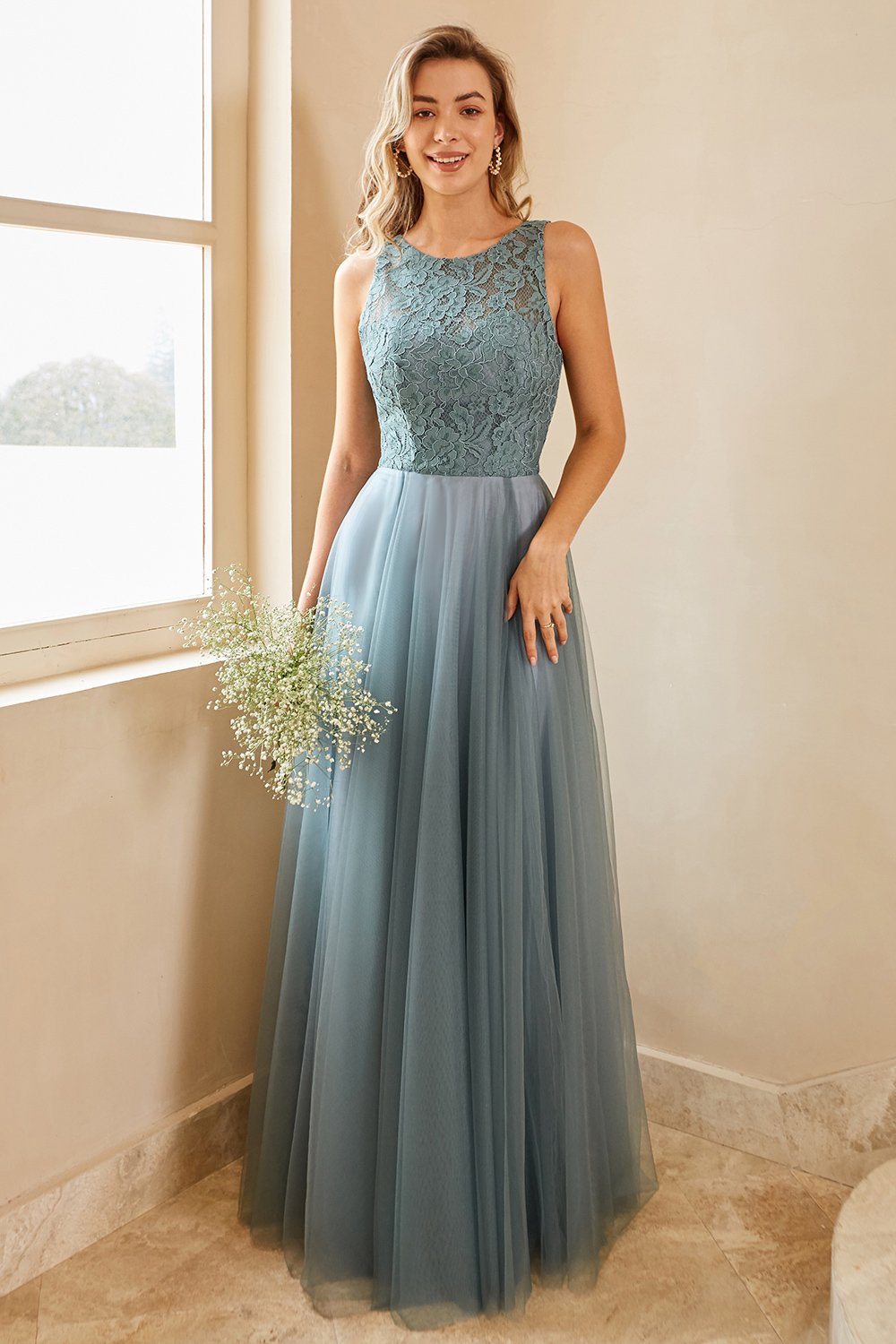 Vestido de dama de honor de tul azul grisáceo con encaje