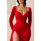 Robe de bal rouge en velours à manches longues et décolleté en cœur avec fentes 