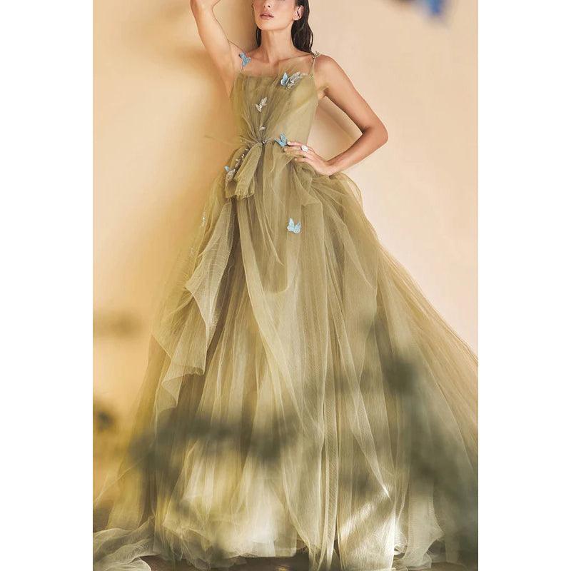 Robe de soirée longue trapèze en tulle froncé à bretelles spaghetti et perles appliquées