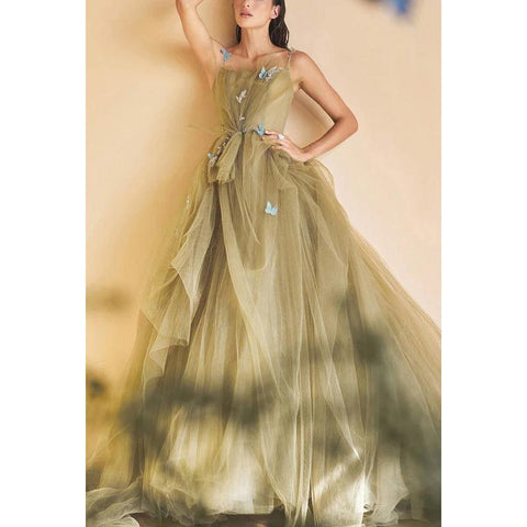 Robe de soirée longue trapèze en tulle froncé à bretelles spaghetti et perles appliquées