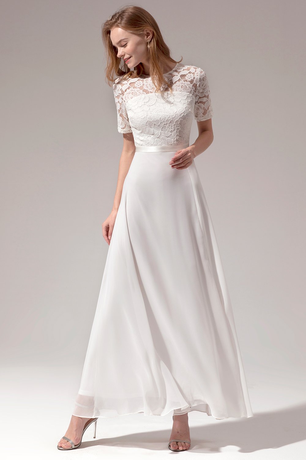 Robe de bal blanche trapèze en dentelle