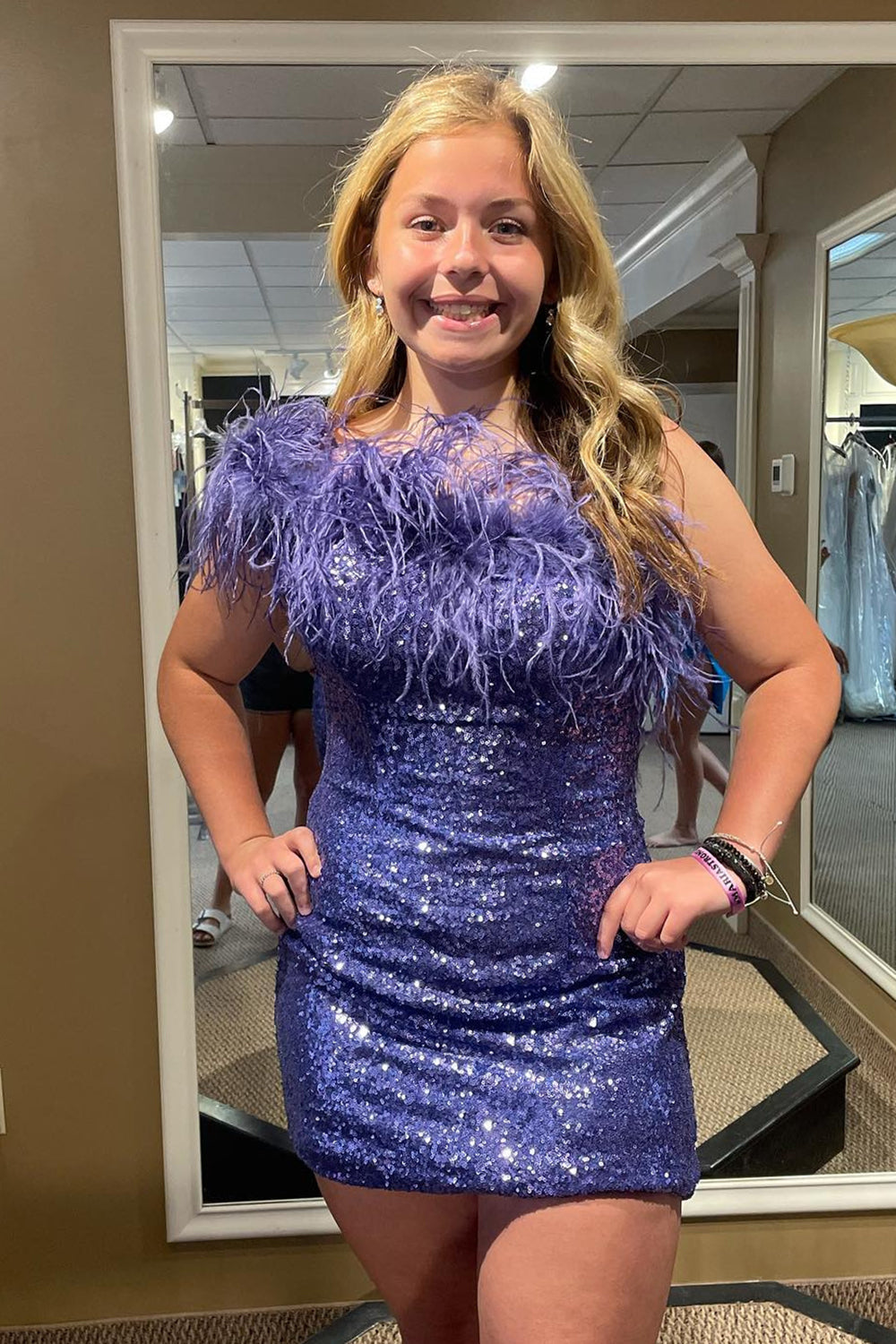 Vestido de fiesta azul claro con lentejuelas, corte sirena y un solo hombro, con plumas.