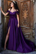 Vestido largo de fiesta morado con escote barco y abertura frontal.