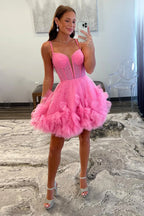 Vestido de fiesta de bienvenida con corsé, tirantes finos, falda escalonada de tul y corte princesa con volantes.