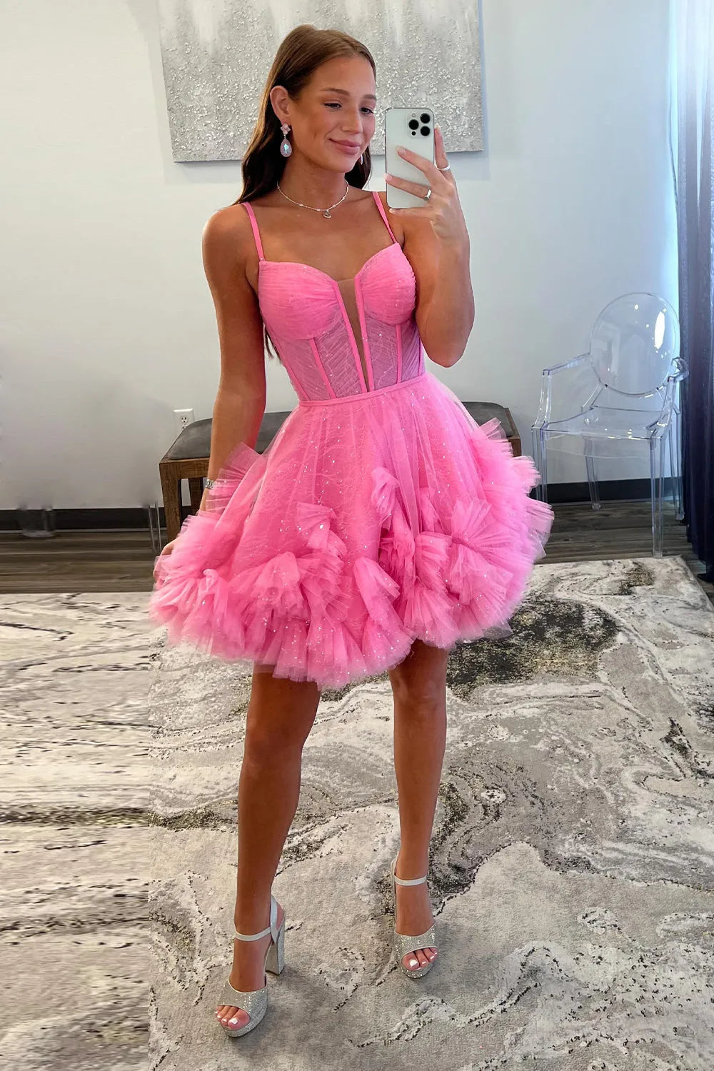 Vestido de fiesta de bienvenida con corsé, tirantes finos, falda escalonada de tul y corte princesa con volantes.