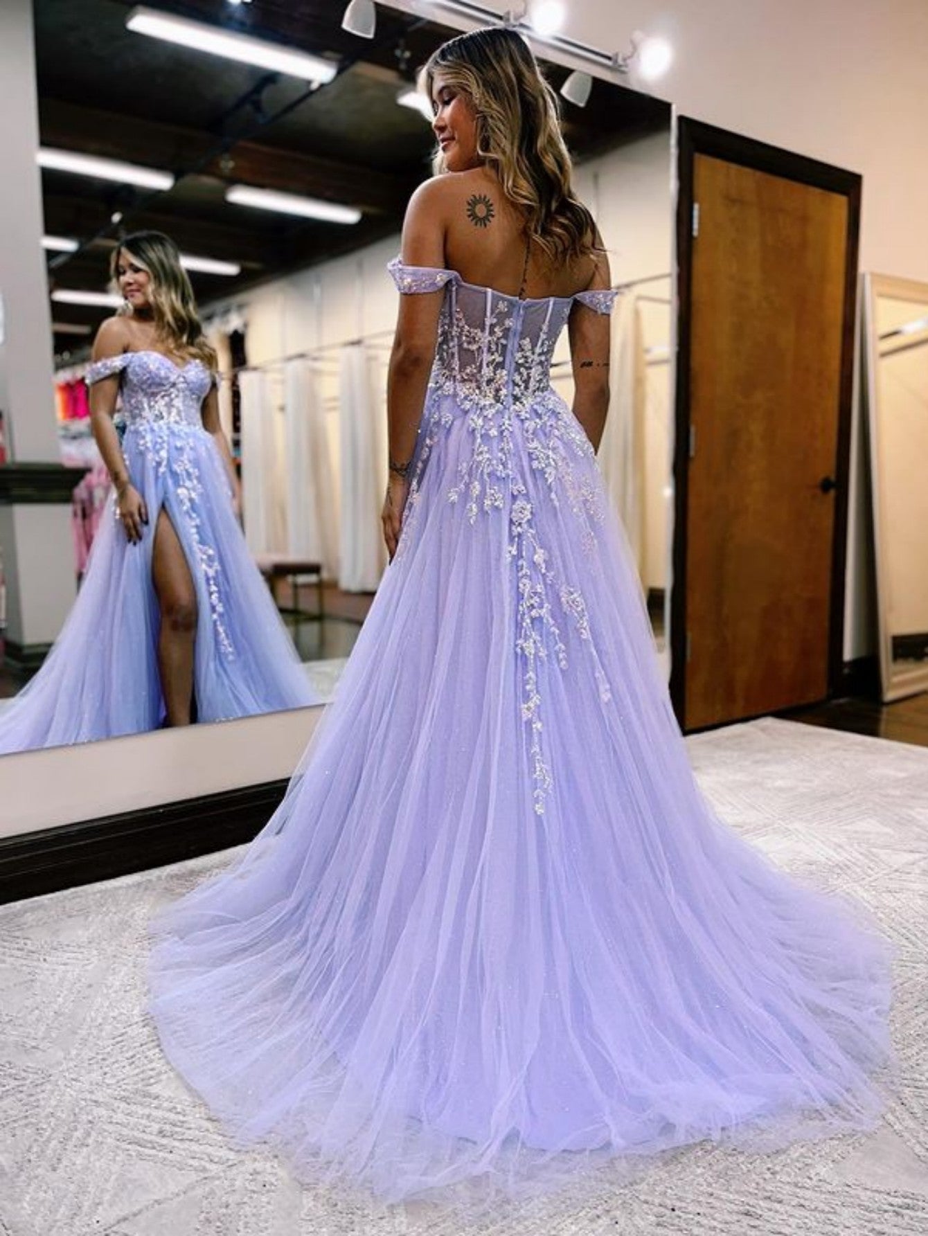 Meadow | Vestido de graduación de tul y encaje con hombros descubiertos y abertura